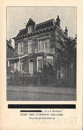 Website foto's 20150027.jpg - Villa Nassau, Wilhelminalaan 32. Gebouwd in 1884. De eerste bewoners die wij kunnen vinden is Mevrouw Rijnink die van 1903? tot 1904 op dit adres ingeschreven staat, maar als u meer weet laat het ons weten? In het adresboek van Zeist zien we in 1905 wie er ingeschreven staat op dit adres, dat is de heer Dirk Kolff en Mevrouw D. Kolff – Reepmaker. In 1909 overlijd de heer des huizes in zijn slaap met een leeftijd van 50 jaar en dan woont zijn weduwe tot 1918 in deze villa. De naam Nassau komt vanaf 1909 tot 1936 voor in het Adresboek van Zeist en is onbekend wanneer deze weer verdwijnt. Dan in 1918 blijft de villa 1 jaar leeg staan, en in 1919 tot 1921 komt hier de heer H. van de Berg wonen. In 1922 tot 1926 de heer I de Graaf, fabrikant van beroep. Dan in 1927 tot 1933 woont hier K. Samas, Pensionhouder van beroep en rund een Pension op dit adres. In 1934 staat de Villa Leeg en in 1935 tot 1938 Komt de heer I. de Graaf weer terug in het huis wonen en dan verblijft er van 1935-36 ook nog iemand bij wonen A. de Graaf, Sigarenfabrikant van beroep. Dan van 1939 tot 194? H. Ginsberg, 1950 tot 195? E. van Beek, Fraiser. En tussen 1950? Tot 1963? De volgende familie’s: F.H. Volkers, F.J.E. Tichelman, A.M. Middag en J. Meijer. Het huis krijgt in 1929 een telefoonaansluiting en de heer K. Samas maakt er dan gebruik van en is te bereiken op tel: 909. En in 1935 veranderd naar Tel: 2950. Opname van 1942.